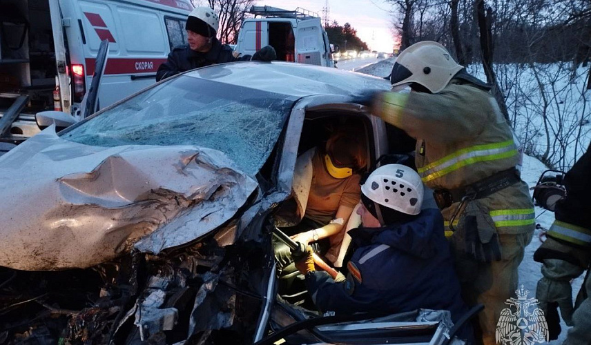 Фото: Пострадавшая в искорёженном салоне автомобиля после ДТП с автобусом в Азове, кадр МЧС