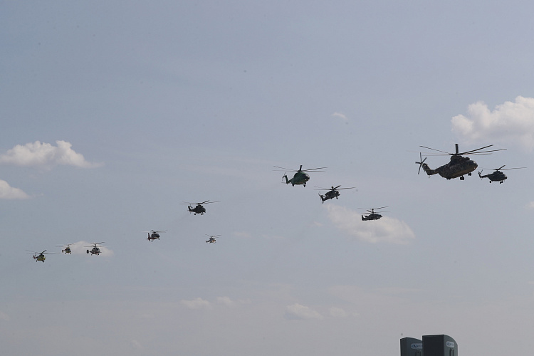 Фото: Вертолёты в небе, кадр архива холдинга "Вертолёты России"