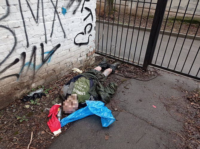 Фото: Тело умершего рядом со школьным забором в Ростове, кадр ТГ "Западный Ростова"
