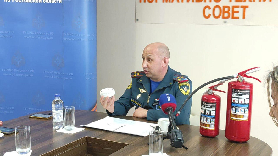 Фото: в руке пожарный извещатель // кадр ГУ МЧС РФ по РО Фото: в руке пожарный извещатель // кадр ГУ МЧС РФ по РО