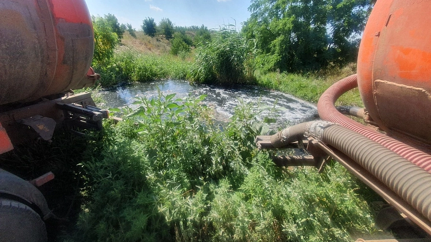Фото: В Ростовской области образовалось озёро нечистот в результате масштабного слива фекалий // фото соцсети