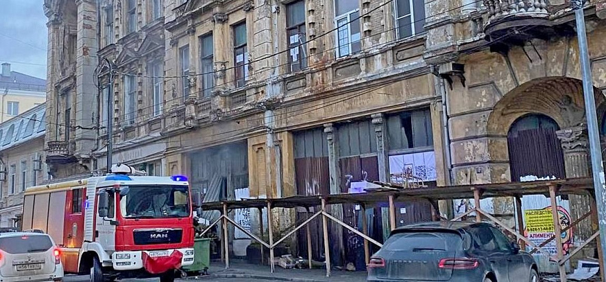 Фото: Пожарные возле "дома с ангелами" в Ростове, кадр ТГ "Мой фасад"