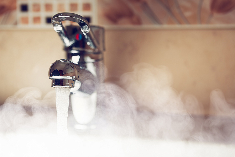 Фото: Назван новый срок подачи горячей воды в СЖМ Ростова // фото: Shutterstock