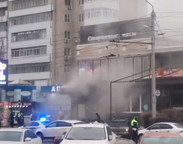 Фото: В Ростове вспыхнуло кафе на Северном // кадр из видео 