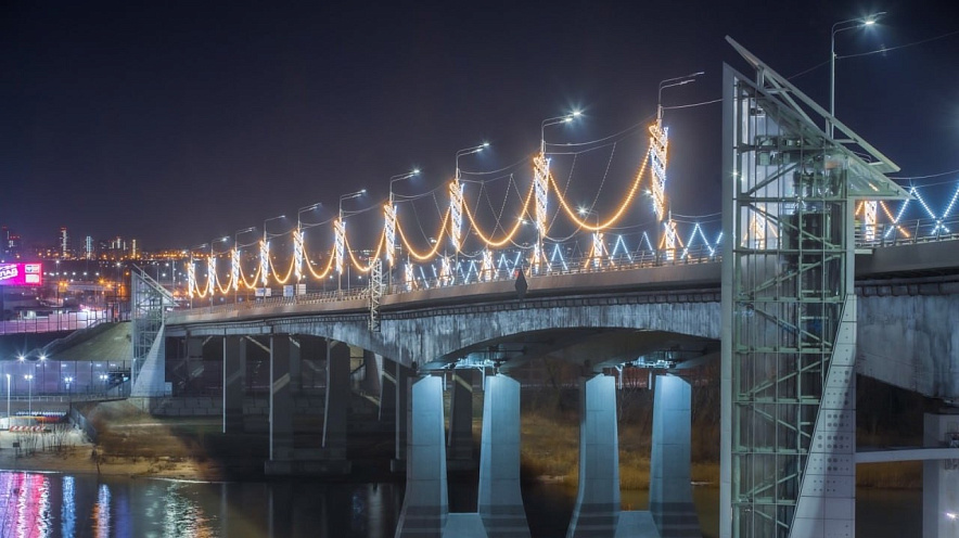 Фото: Новогодняя подсветка Ворошиловского моста, кадр Дениса Демкова