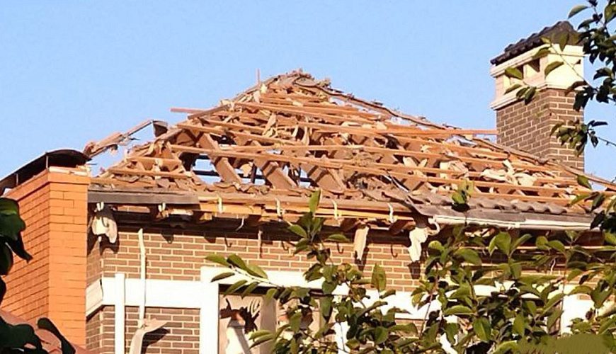 Фото: Разбитая крыша дома в Батайске предположительно после атаки БПЛА, кадр очевидца