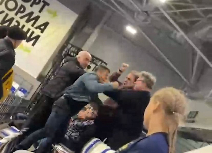 Фото: На матче гандбольной команды «Ростов-Дон-3» болельщики  устроили жестокую драку // кадр из видео