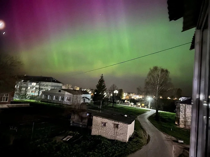 Фото: Северное сияние над городом, иллюстрация - ВК Серов