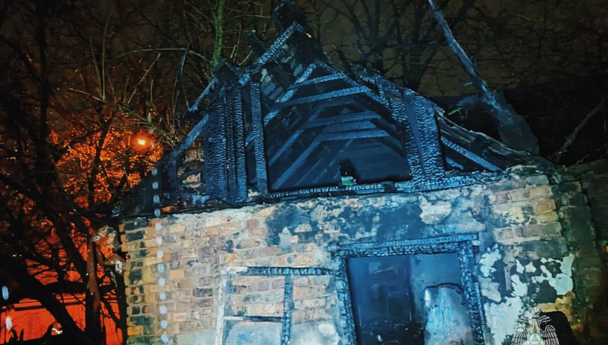 Фото: Крыша сгоревшего дома в Ростове, кадр МЧС