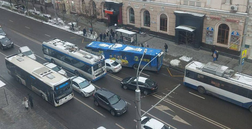 Фото: ДТП с автобусом и такси на Большой Садовой, кадр очевидца