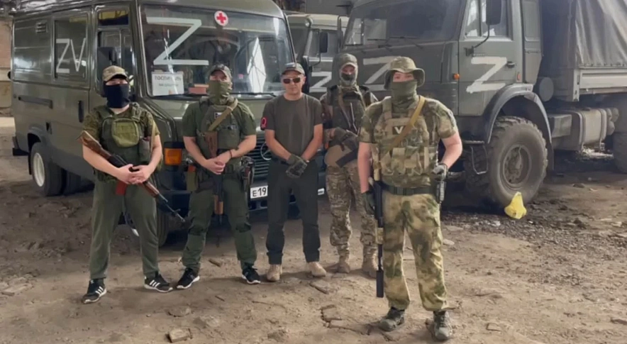 Фото: “Умные, жирные, красивые”. Боец с позывным Якут раскритиковал работу всей донской ГИБДД за выписанный штраф водителю машины разведчиков с передовой // кадр из видео Фото: “Умные, жирные, красивые”. Боец с позывным Якут раскритиковал работу всей донской ГИБДД за выписанный штраф водителю машины разведчиков с передовой // кадр из видео