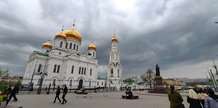 Фото: Грозовые тучи в небе над кафедральным собором Ростова, кадр 1rnd