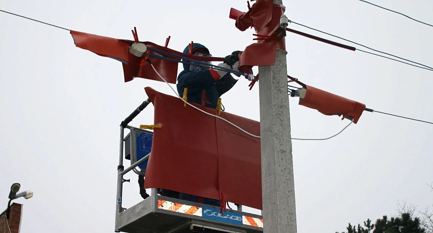 Фото: Сотрудник "Донэнерго" за работой, кадр из ВК компании