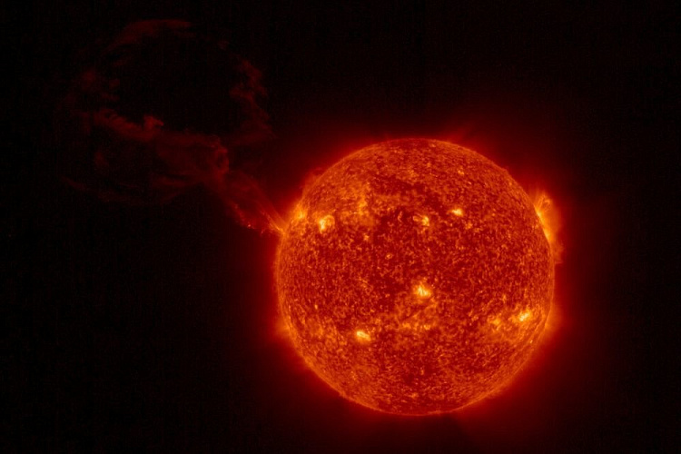Фото: вспышки на Солнце \\ кадр центра "Фобос"