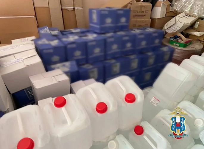 Фото: Донские полицейские изъяли около 500 бутылок поддельного элитного коньяка в квартире алкодилера // фото ГУ МВД РО